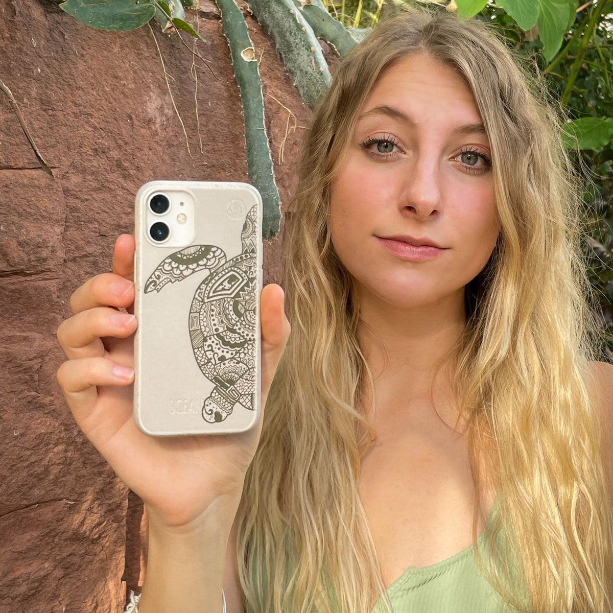 iPhone 16e/17e Hülle - beige - "GREEN TURTLE" - nachhaltig