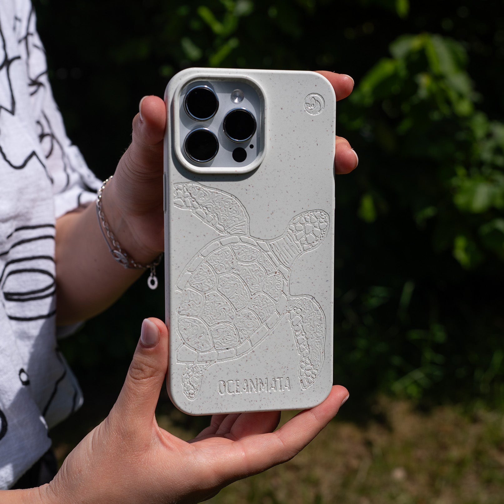 iPhone 17 Hülle - Schildkröte bunt - "Kura-Kura" - nachhaltig