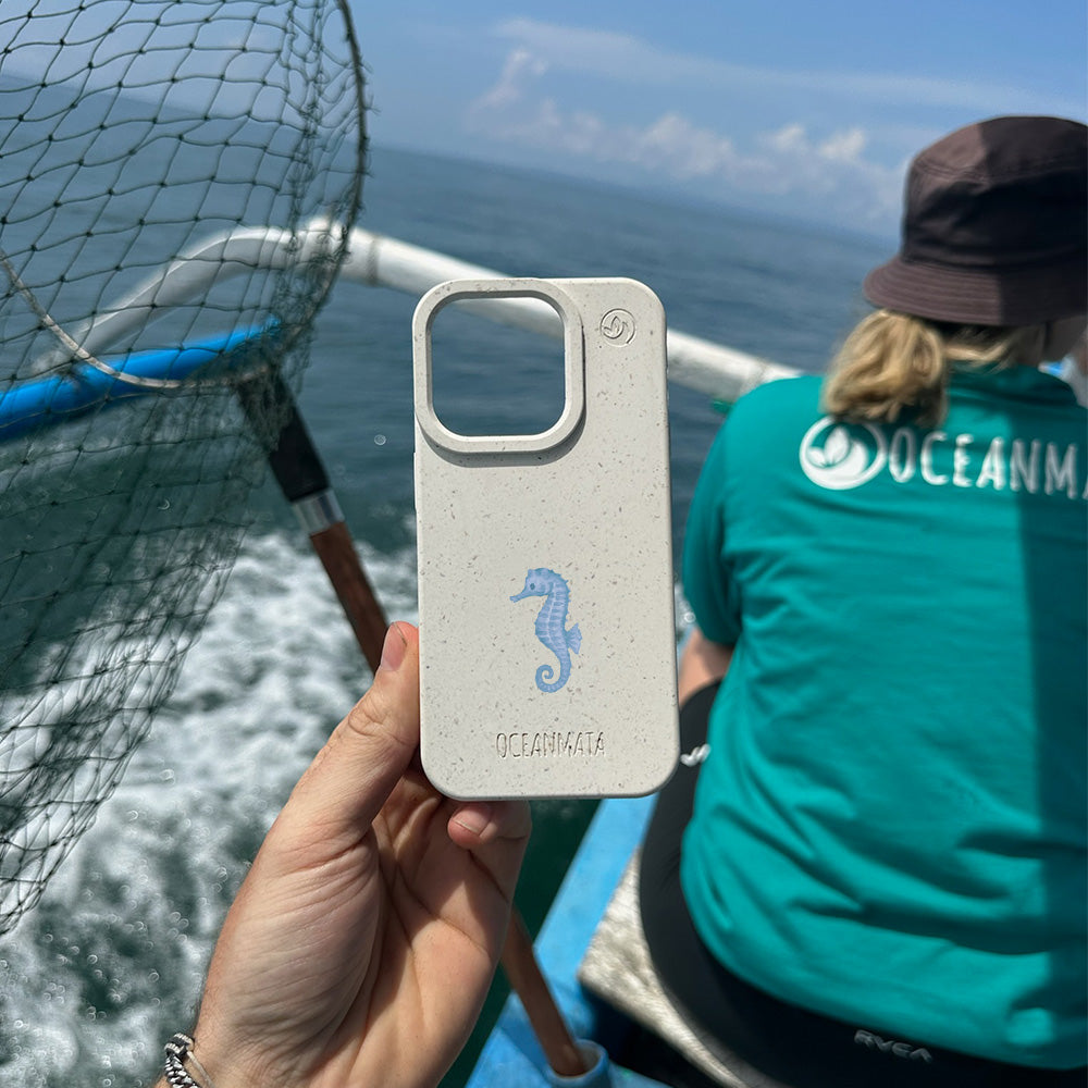 iPhone 12 mini Hülle - Seepferdchen weiß - "SeahorseTale" - nachhaltig