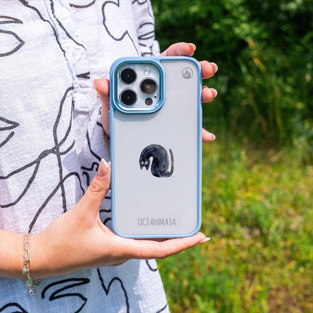 Nachhaltige Handyhülle iPhone 16e Blackcat aus Ocean Plastic — in der Hand