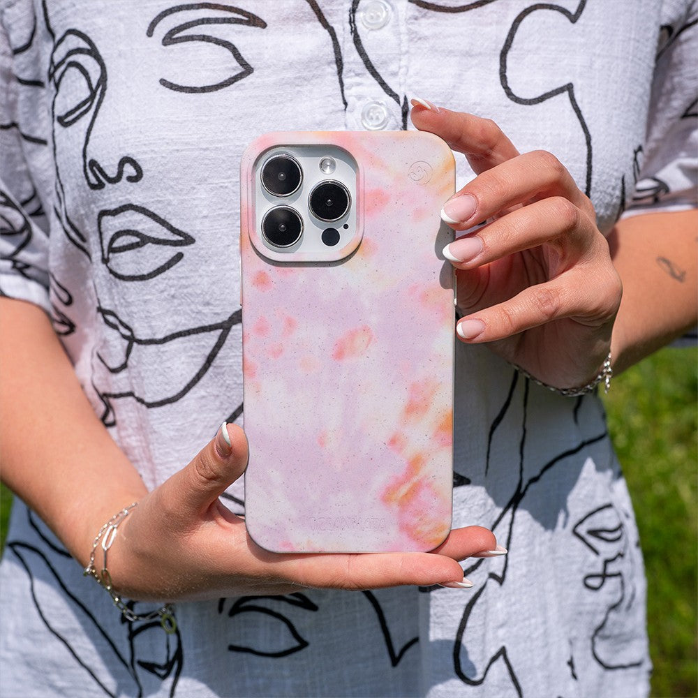 Biologisch abbaubare Handyhülle iPhone 16 Coralful — kompostierbar — in der Hand
