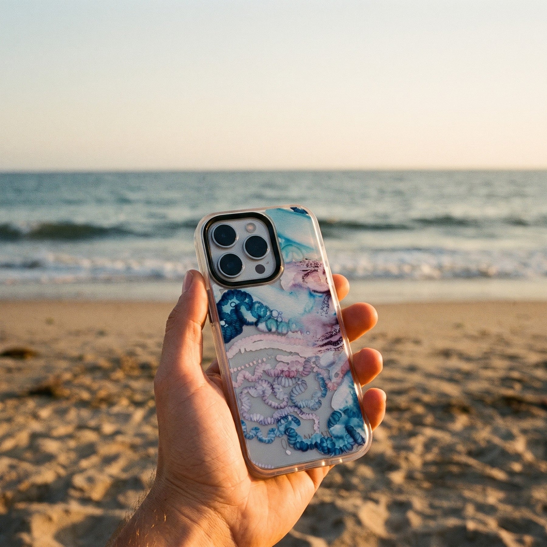 Nachhaltige Handyhülle iPhone 11 pro Menowar aus Ocean Plastic — in der Hand