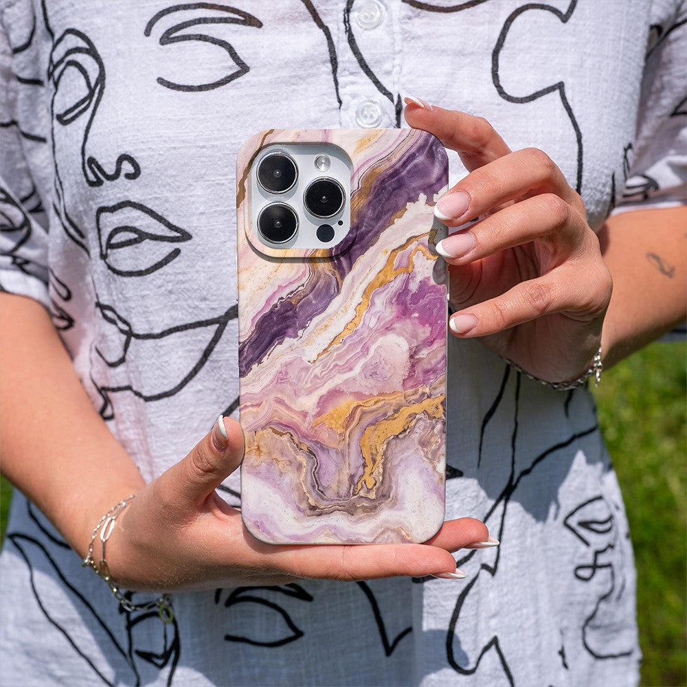 Biologisch abbaubare Handyhülle Samsung A55 Pinkmarble — kompostierbar — in der Hand