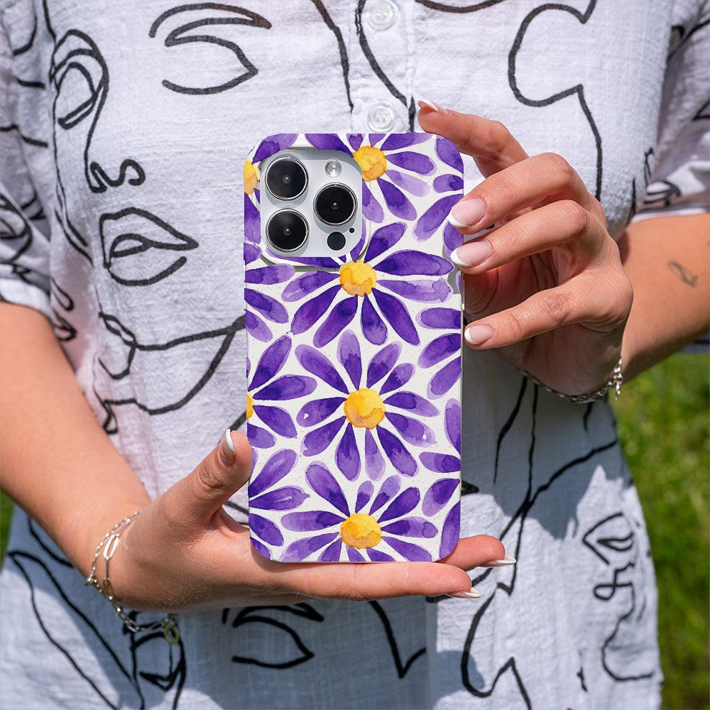 Biologisch abbaubare Handyhülle iPhone 13 pro max Purplebloom — kompostierbar — in der Hand