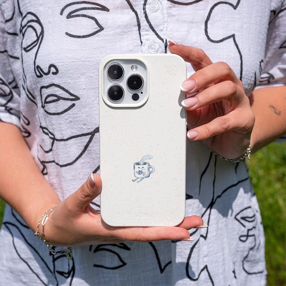 Biologisch abbaubare Handyhülle iPhone 17 pro max Coffeelove — kompostierbar — in der Hand