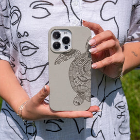 Biologisch abbaubare Handyhülle iPhone 18 Pro Max / 17 Pro Max Greenturtle — kompostierbar — in der Hand