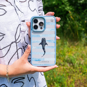 Nachhaltige Handyhülle iPhone 14 Lonewanderer aus Ocean Plastic — in der Hand