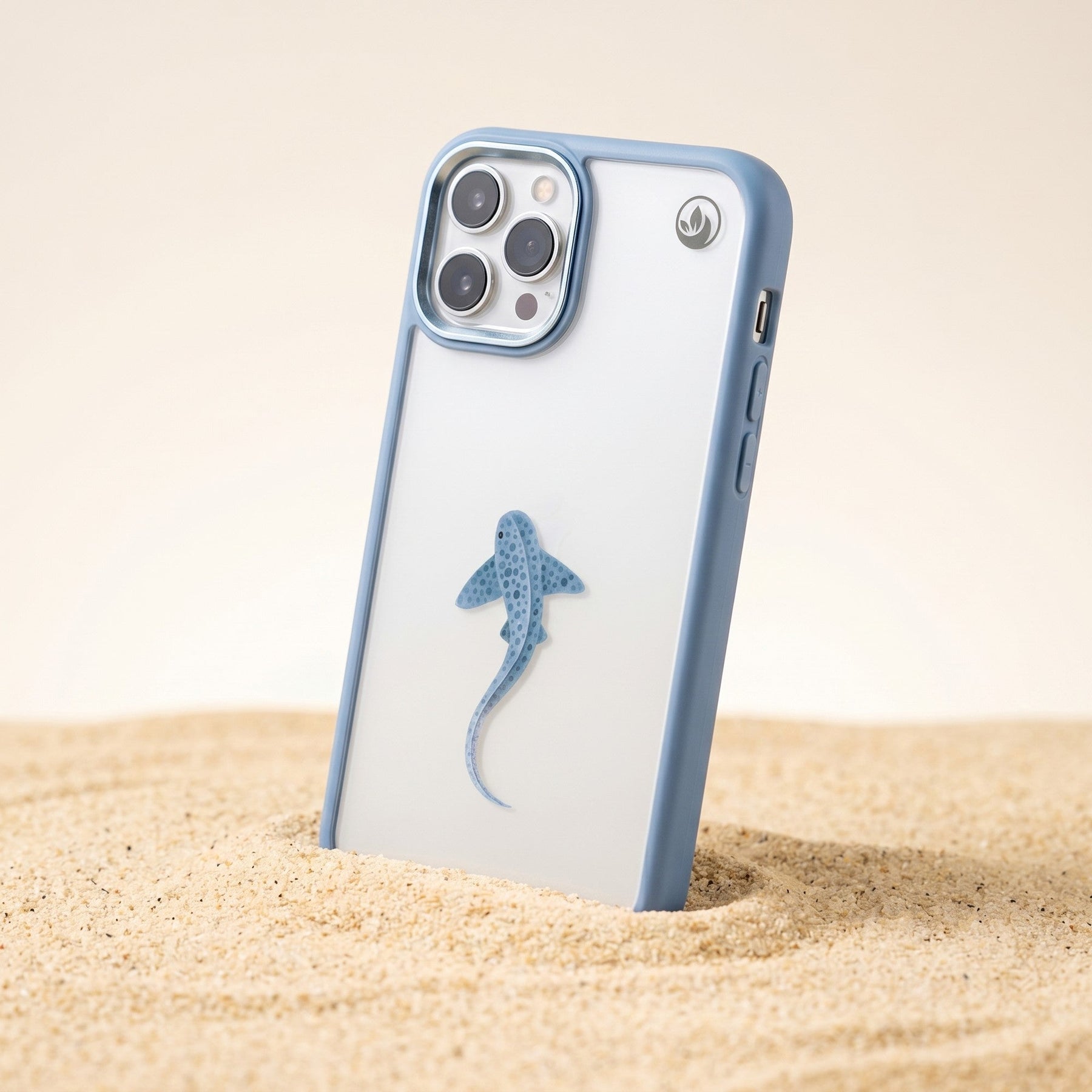 Nachhaltige Handyhülle iPhone 11 pro Blueleopard aus Ocean Plastic — Freisteller [v2]