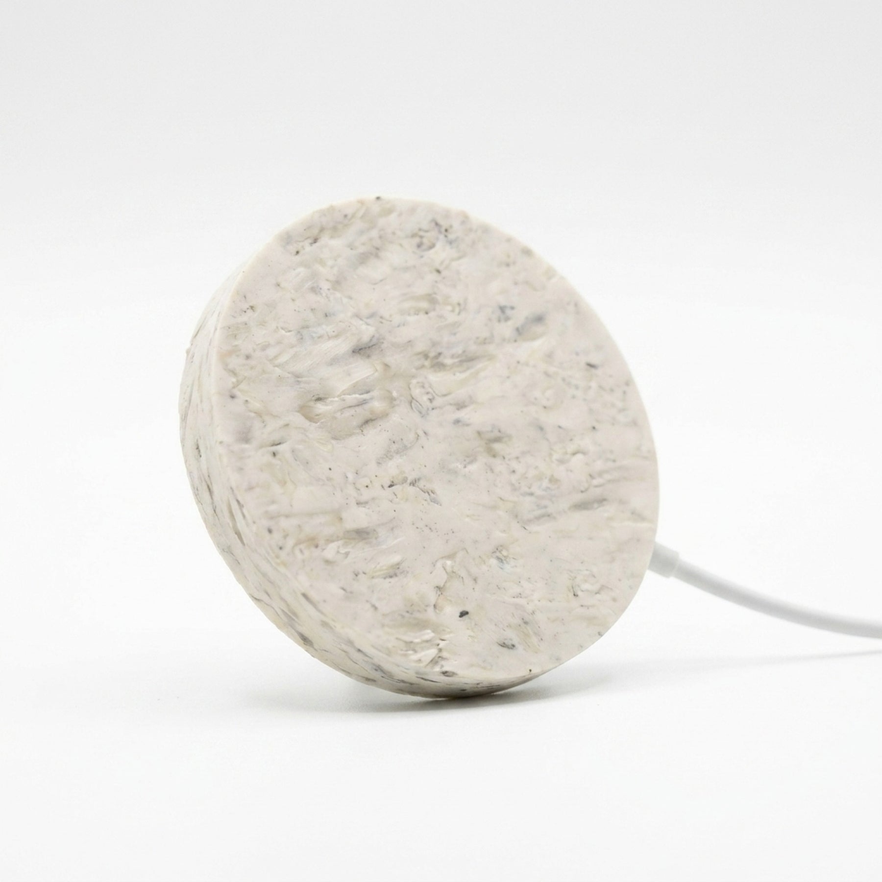MagSafe Ladegerät mit Rückseite aus recyceltem Ozeanplastik – Freisteller