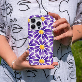 Biologisch abbaubare Handyhülle iPhone 11 Purplebloom — kompostierbar — in der Hand