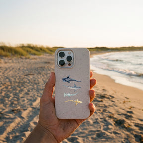 Biologisch abbaubare Handyhülle iPhone 13 Sharkproject — kompostierbar — in der Hand