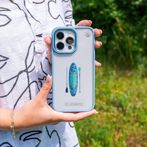 Nachhaltige Handyhülle iPhone 16 Supclub — in der Hand