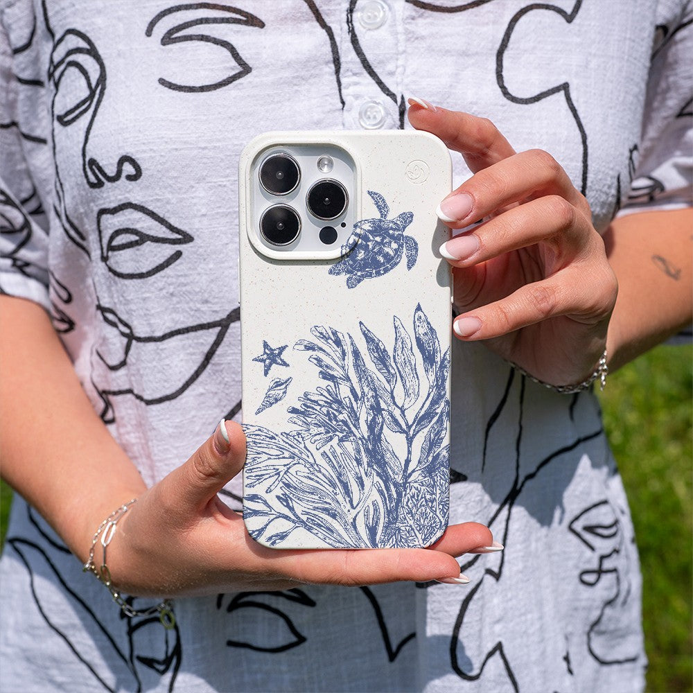 Biologisch abbaubare Handyhülle iPhone 16 pro Whitesilentwaves — kompostierbar — in der Hand
