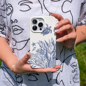 Biologisch abbaubare Handyhülle iPhone 16 pro Whitesilentwaves — kompostierbar — in der Hand